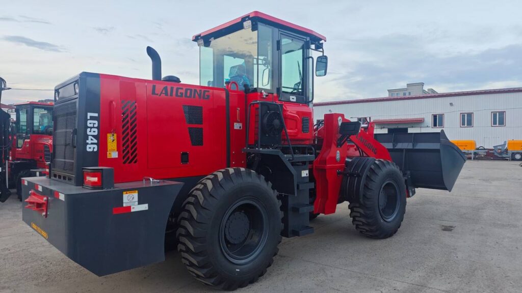 Фронтальный погрузчик LAIGONG LG946 на рабочей площадке
